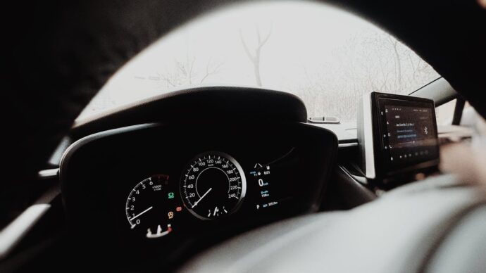 Photo by Shuaizhi Tian: https://www.pexels.com/photo/display-screen-of-modern-car-19881087/